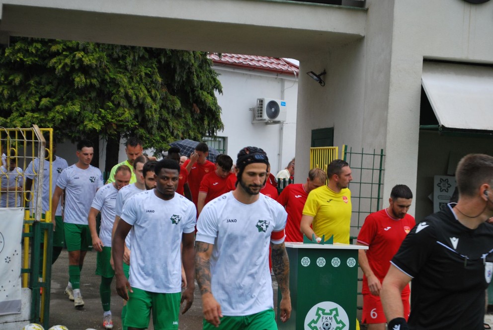 Bratislavská Rača (v červenom) nového lídra súťaže po obrátke dokonale potrápila.