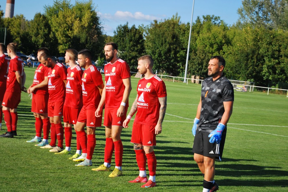 Za silný Klasov chytá bývalý reprezentačný gólman Štefan Senecký.