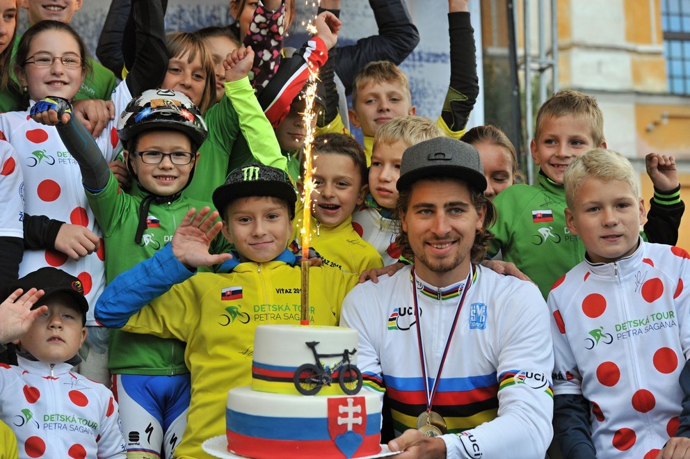 Peter Sagan sa fotí s deťmi v Žiline po návrate z Richmondu, kde získal prvý titul majstra sveta.
