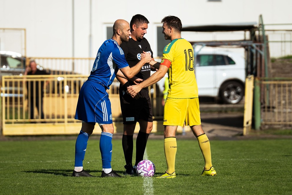 Skúsený stopér a kapitán Dubničanov Peter Jánošík (vľavo) pred zápasom v Leviciach.