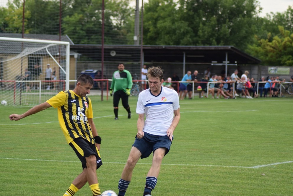 Lipovú posilnil v lete obranca Peter Procháczka (v žltom) z piatoligových Šurian.