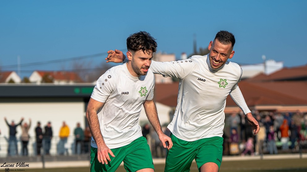 Matej Palacka (vľavo) v N. Zámkoch nevídane povyrástol, z prvoligového Komárna by sa snáď na svojho rodáka mali prísť pozrieť. Gratuluje mu Róbert Ešek.