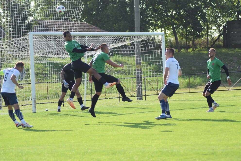 Kolumbijčan Jesus Mateo (najvyššie) v obrannom zákroku v zápase Svodín – Komjatice (1:0).