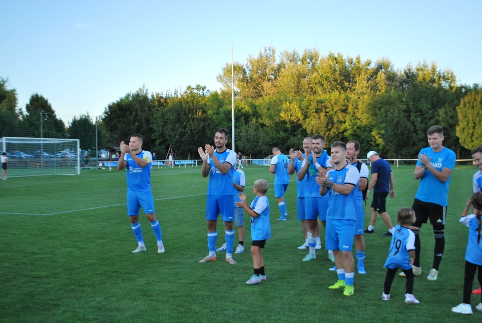 Ďakovačka Dolných Krškán pred „sektorom pravých ariánov“.