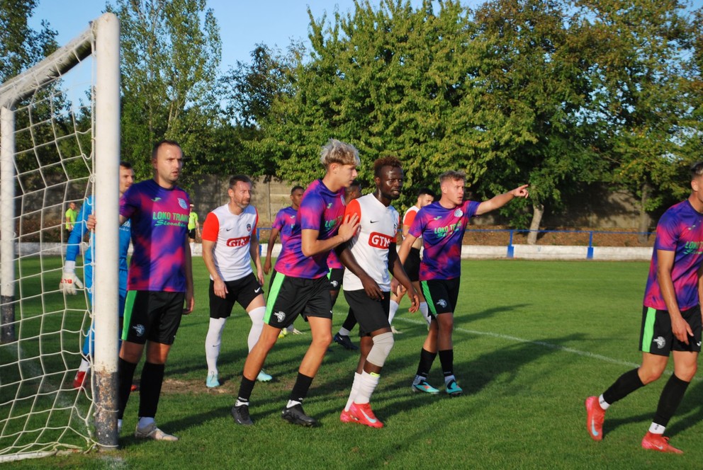 Bešeňovčania (v bielom) zdolali na domácom trávniku Šurany 2:0.