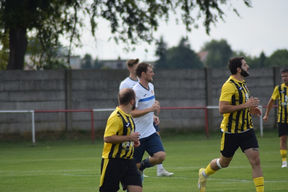 Za Lipovú hrá dvojica Gruzíncov Kalichava (zľava) a Zandarashvili.