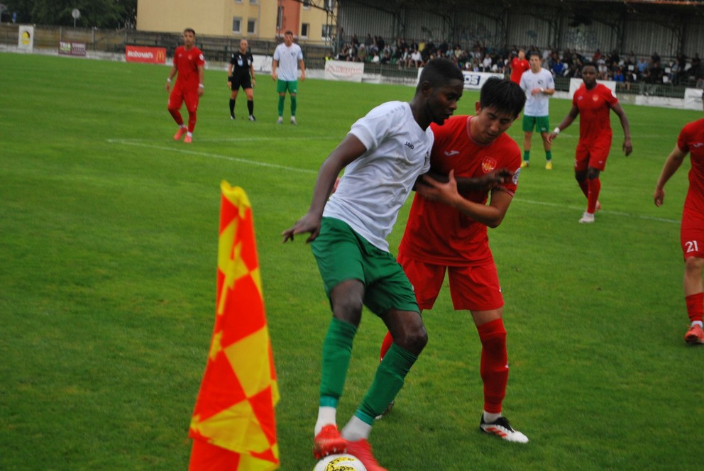 V súboji o loptu Číňan Jiang a domáci Nigérijčan Ezekiel, ktorý v ťažkom zápase odviedol svoje.