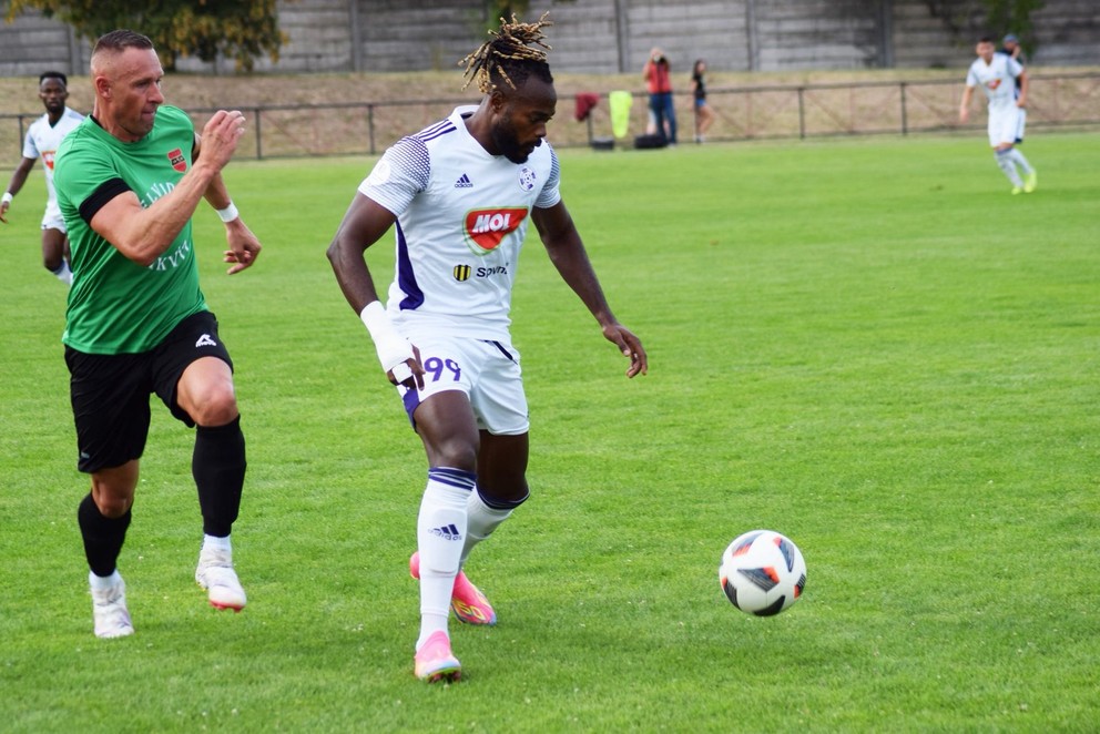 V pohárovom stretnutí Svodín – Komárno (1:4) bráni Komárňana Elvisa Sukisa Mashiku z Konga Kornel Saláta, inak asistent trénera v KFC.