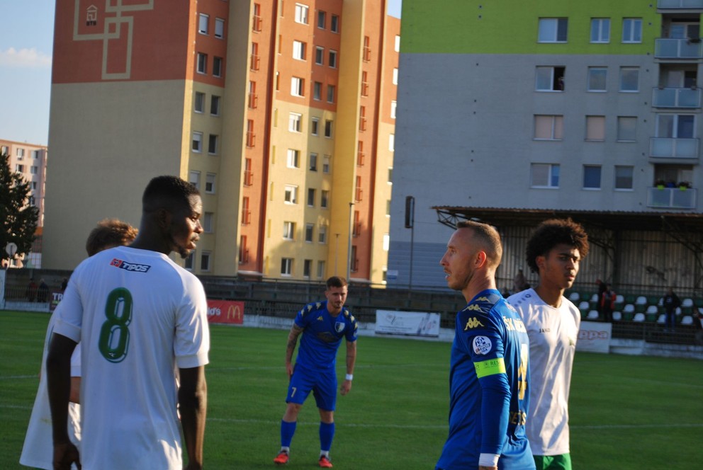 Exligový kapitán Gabčíkova 36-ročný stopér Ladislav Szöcs, vpravo v bielom 18-ročný stopér FKM Márk Domján