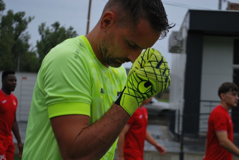 Andrej Maťašovský a jeho predzápasový rituál pred súbojom proti bratislavskej Rači.