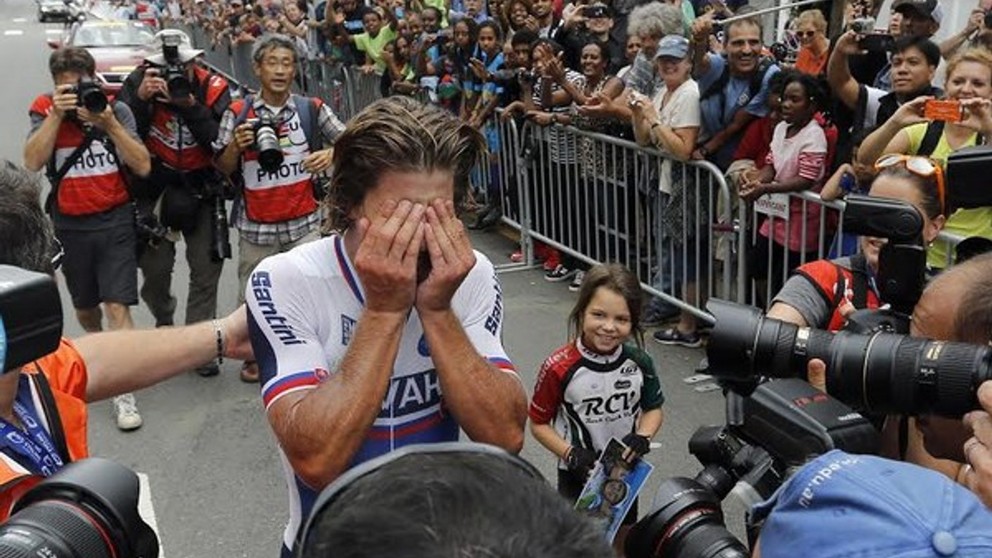 Osemročná Alisa Sarkisovová v cieli MS 2015 v Richmonde vedľa Petra Sagana. Autogram vtedy nezískala.