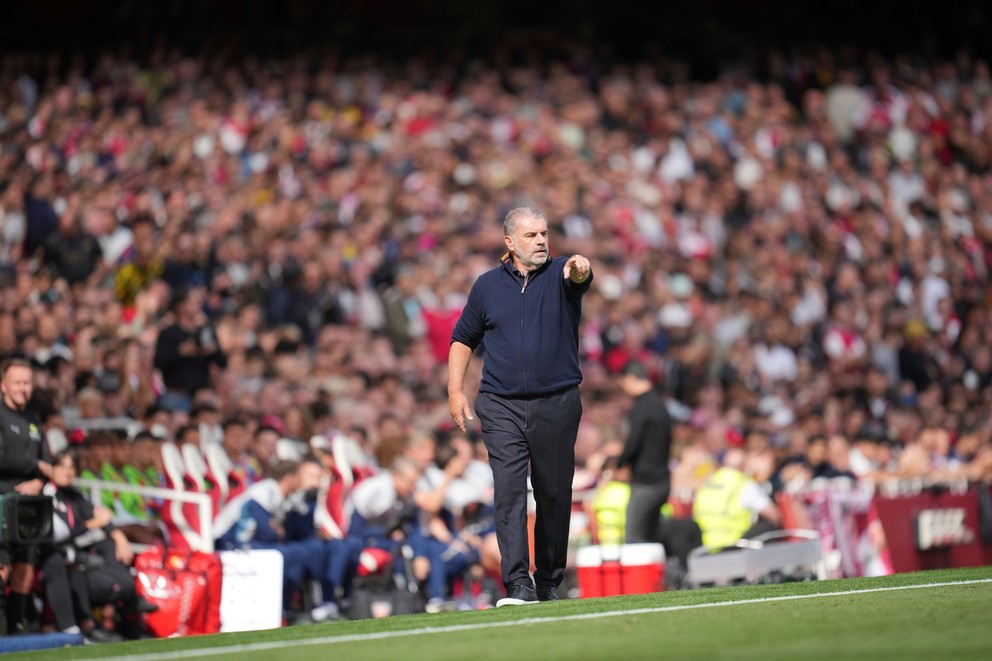 Tréner Ange Postecoglou na lavičke Nottinghamu.