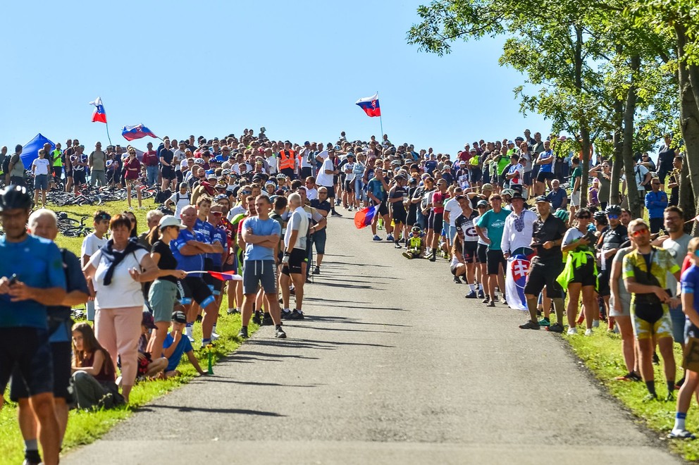 Slovenskí fanúšikovia počas stúpania Vršatec na pretekoch Okolo Slovenska 2025.