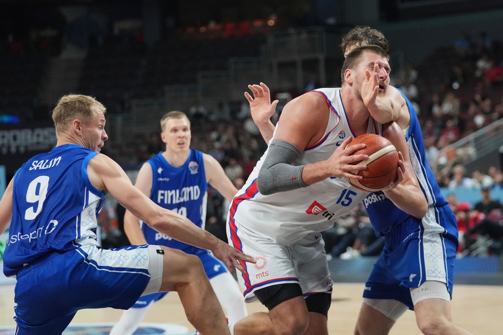 Nikola Jokić sa prebíja cez fínsku obranu.
