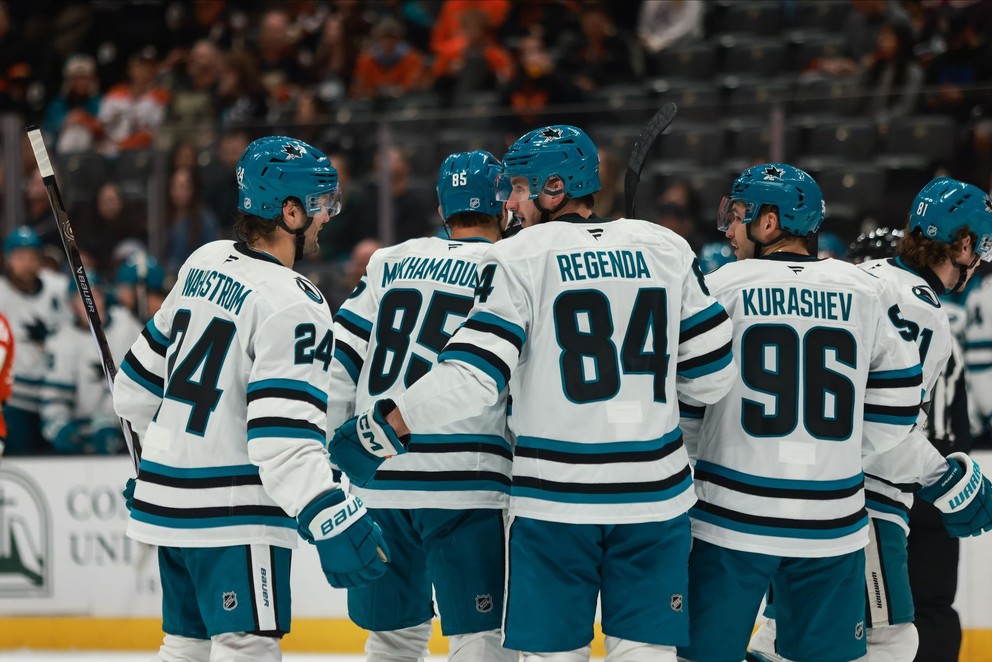 Pavol Regenda oslavuje gól so spoluhráčmi v príprave. 