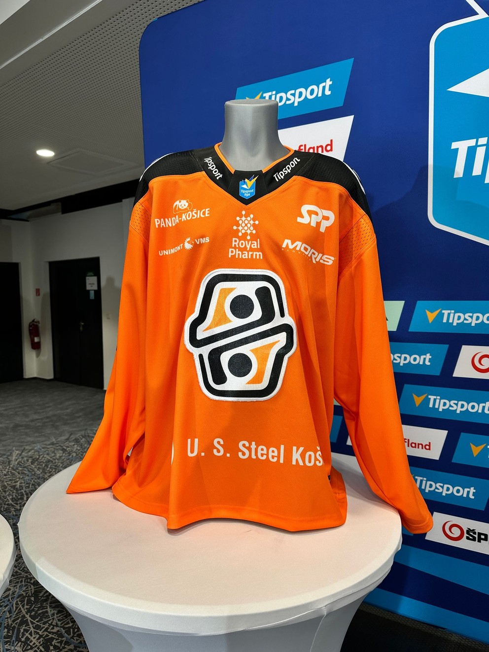 Oranžová kombinácia dresov HC Košice. 