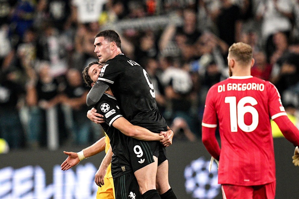 Futbalisti Juventusu Manuel Locatelli (vľavo) a Dušan Vlahovič sa tešia z gólu.