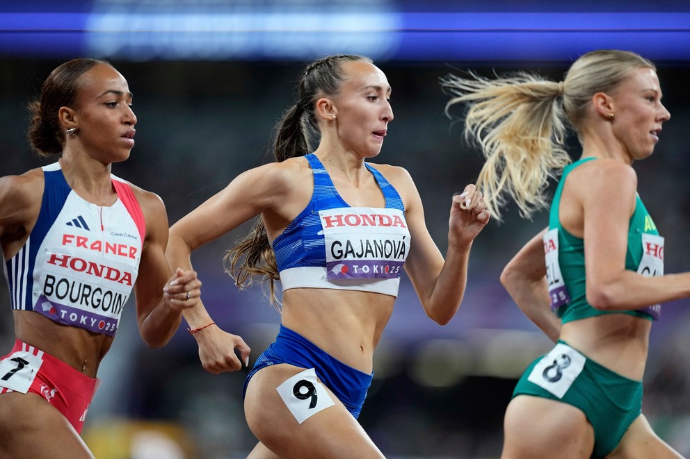 Slovenka Gabriela Gajanov v semifinále behu žien na 800 metrov na MS v atletike v Tokiu.