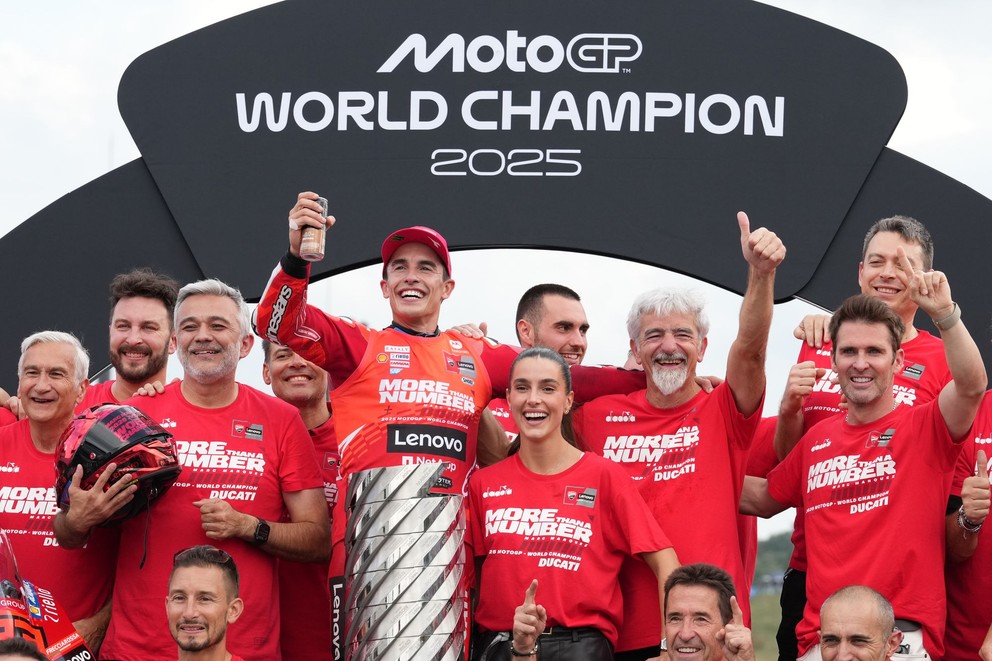  Marc Marquez oslavuje s tímom Ducati zisk majstrovského titulu v sezóne 2025.