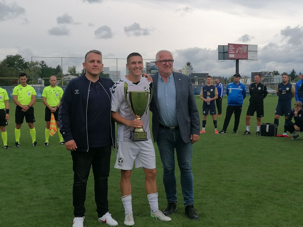 Predseda ZsFZ Peter Kováč, kapitán výberu ZsFZ Boris Polevka s pohárom pre víťaza a predseda BFZ Juraj Jánošík.