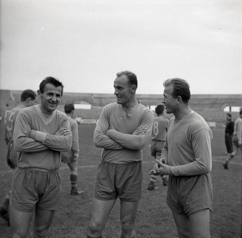 Obrana Slovana CHZJD Bratislava v roku 1962 (zľava): Vojtech Jankovič, Ján Popluhár a Anton Urban.