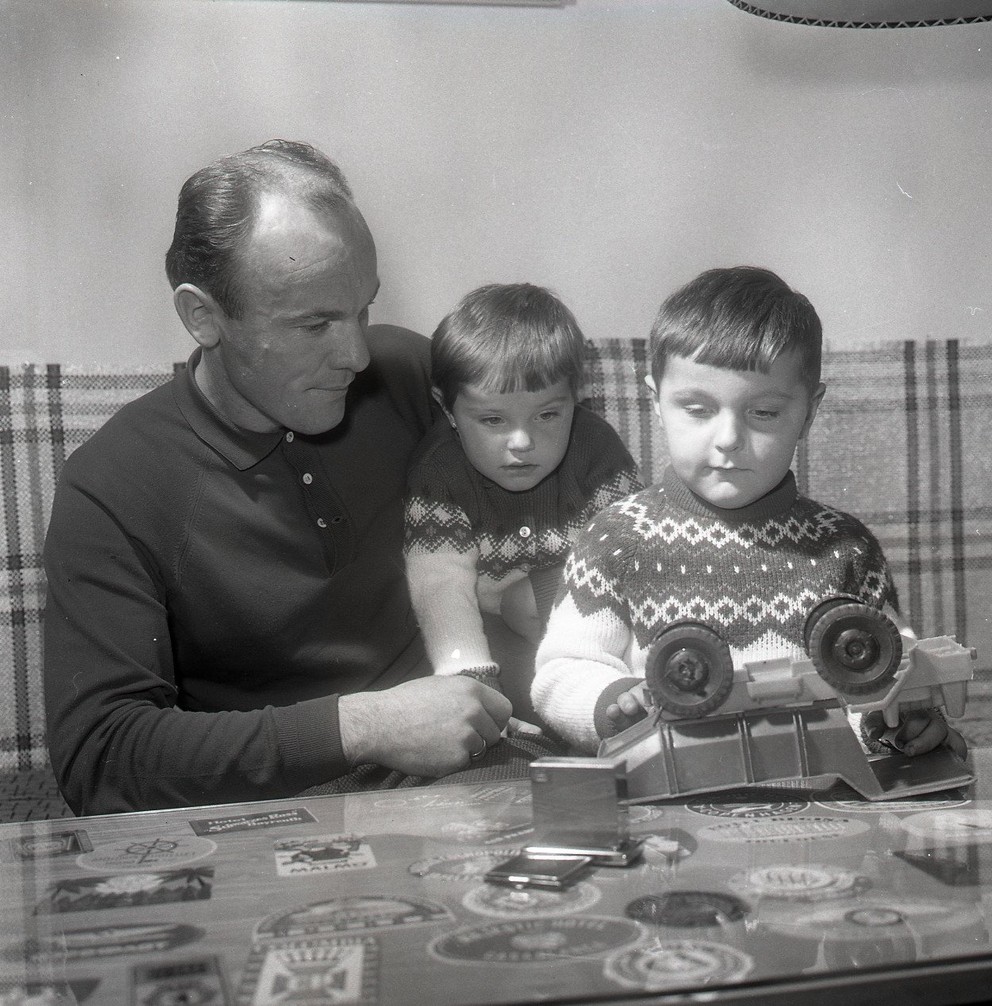 Ján Popluhár so svojimi deťmi Jankom a Yvetkou.