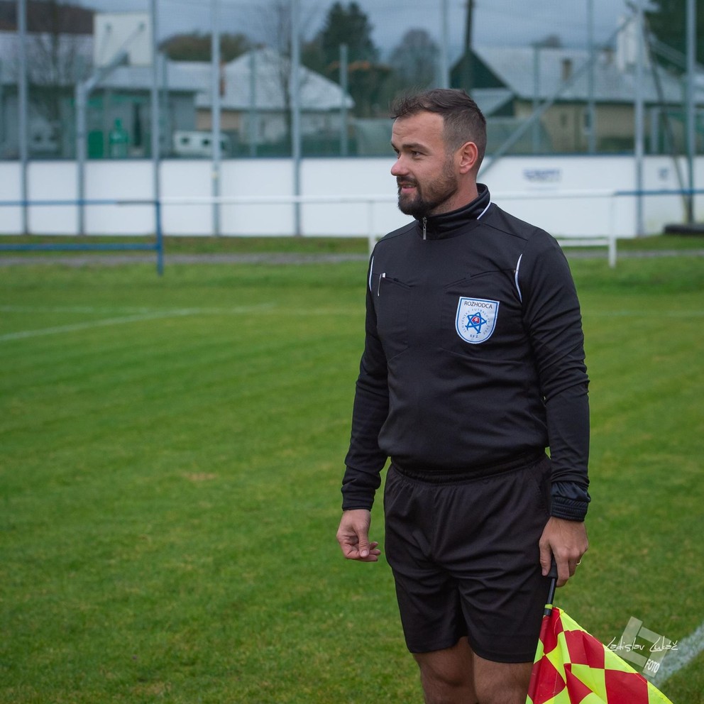 Rozhodca Dominik Puškáš.