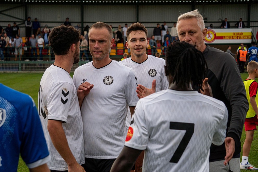 Tréner Richard Slezák rozdáva pokyny.