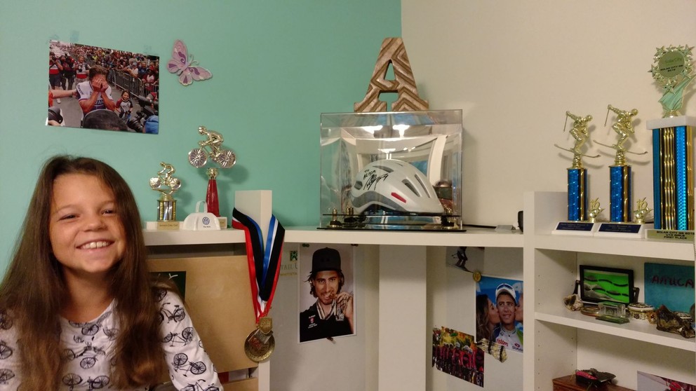 Sagan bol ich idol. Malá Alisa Sarkisovová vo svojej izbe, Saganova podpísaná prilba je v nej vystavená dodnes. 