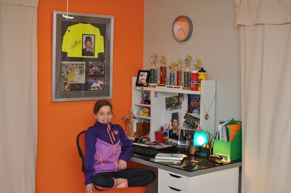 Malá Kaťa Sarkisovová v izbe aj so zarámovaným podpísaným dresom Petra Sagana.