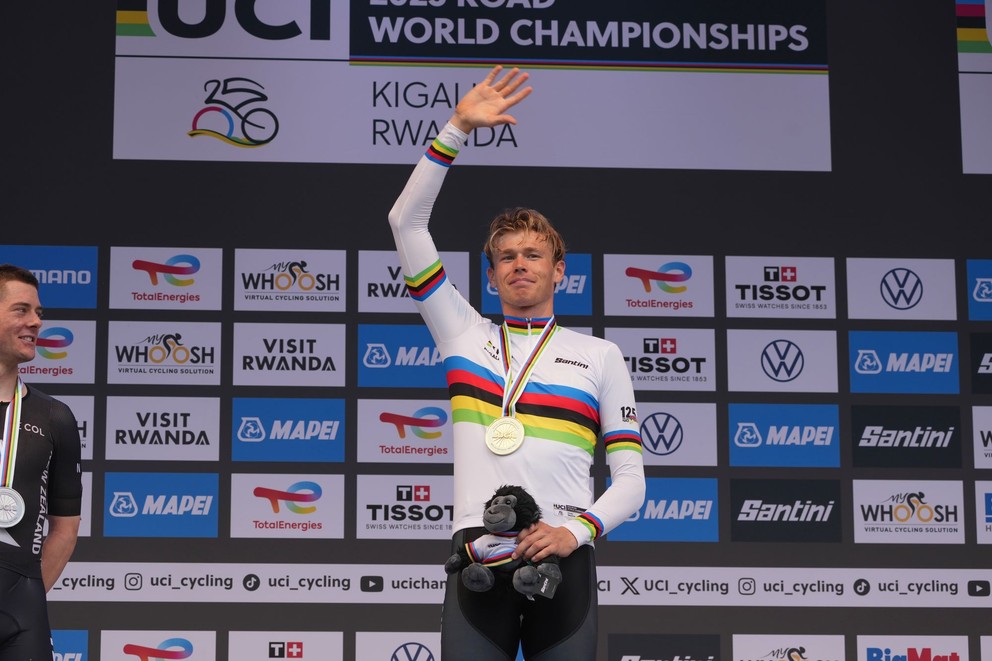 Jakob Söderqvist v dúhovom drese a so zlatou medailou