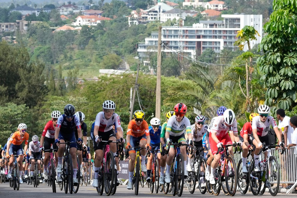 Momentka z pretekov žien na MS v cyklistike 2025.