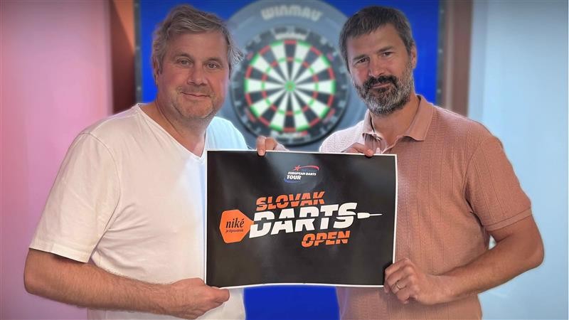 Prezident PDC Europe Werner von Moltke a (vľavo) promotér Niké Slovak Darts Open František Šulc.
