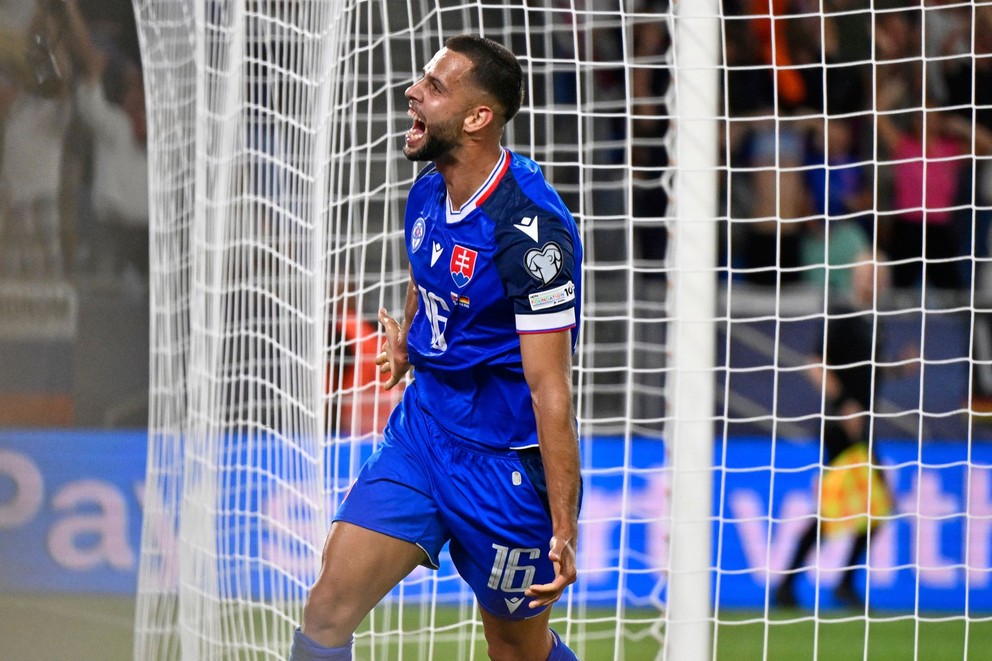 Dávid Hancko oslavuje gól proti Nemecku.