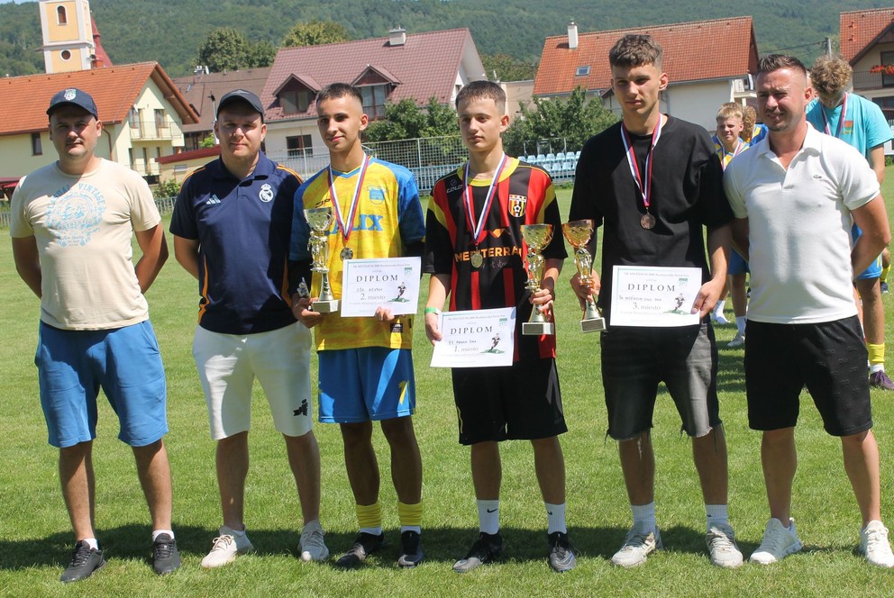 Vpravo prezident klubu Christián Solanič pri odovzdávaní cien.