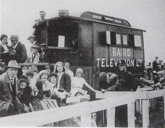 Bairdov karavan umiestnený pri cieľovom stĺpiku na Derby v Epsome v roku 1931.