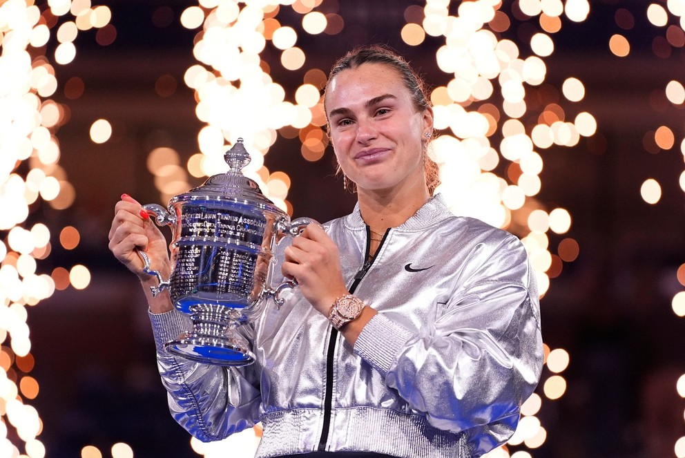 Bieloruská tenistka Aryna Sabalenková s trofejou pre víťazku US Open 2025.