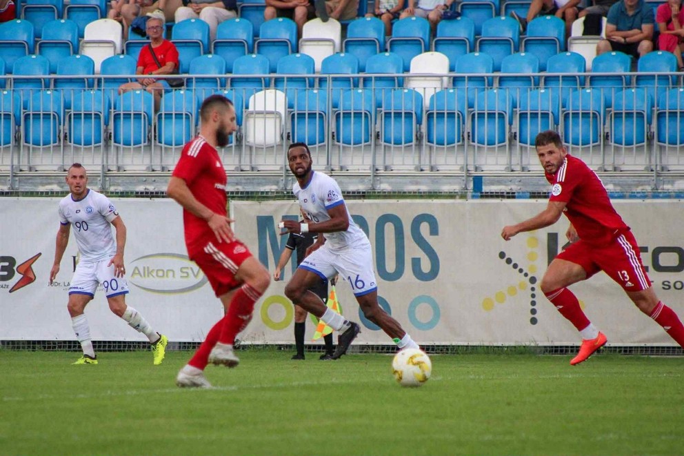 Vpravo Michal Vilkovský v drese MFK Spartak Medzev.