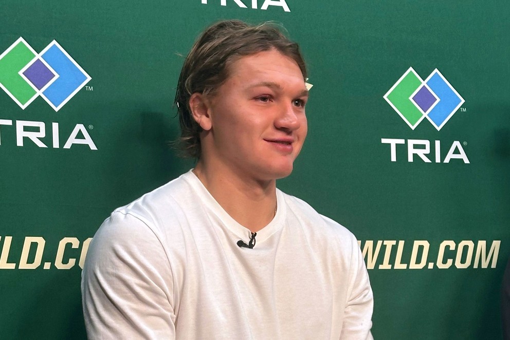 Kirill Kaprizov po podpise novej zmluvy.