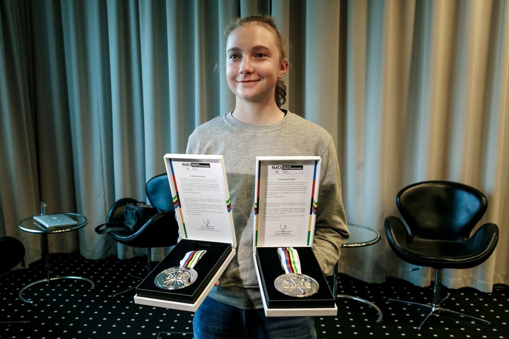 Slovenská cyklistka Viktória Chladoňová pózuje so striebornými medailami z MS v Kigali 2025.