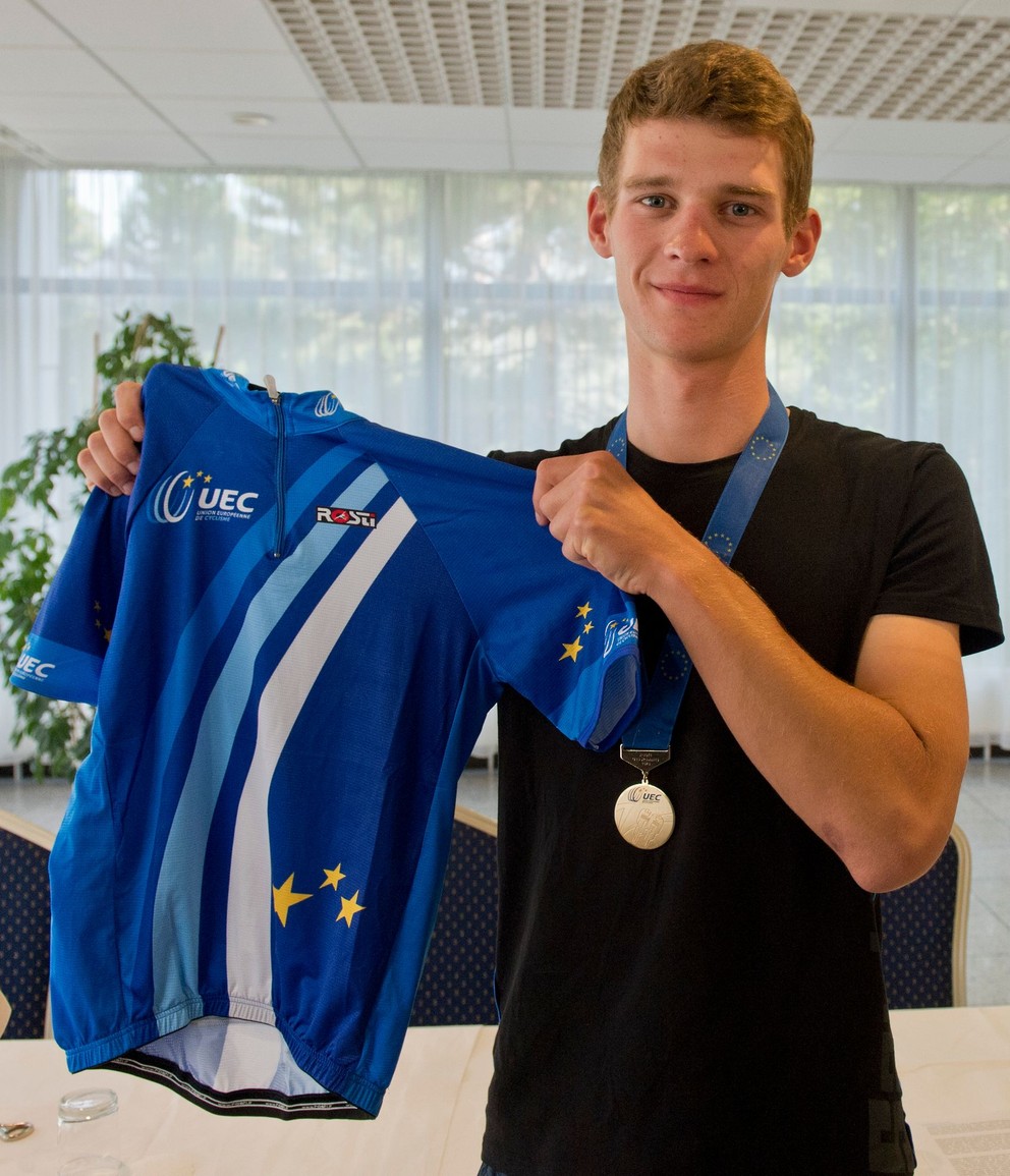 Erik Baška pózuje v roku 2015 s dresom majstra Európy v kategórii do 23 rokov.