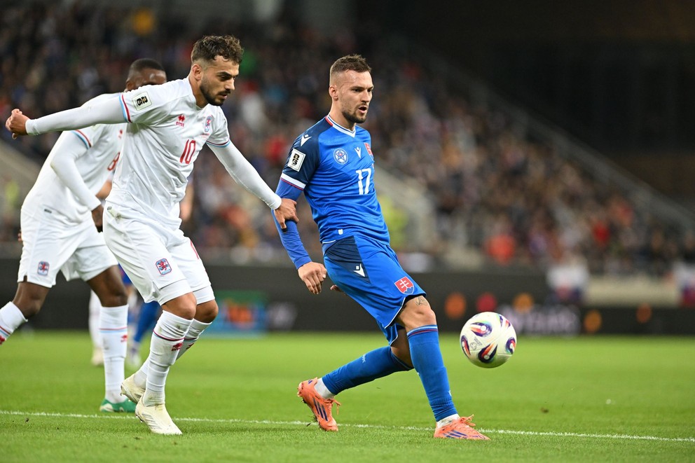 Na snímke vpravo Lukáš Haraslín počas kvalifikačného zápasu na MS medzi Slovenskom a Luxemburskom.