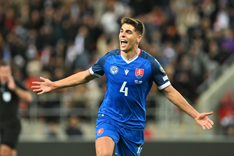 Na snímke vpravo sa teší z gólu hráč Slovenska Adam Obert počas kvalifikačného zápasu na Majstrovstvá sveta medzi Slovenskom a Luxemburskom v Trnave.