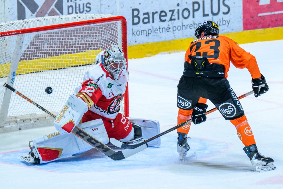 Na snímke zľava brankár Jaroslav Janus (Prešov) a Tomáš Mikúš (Košice) počas zápasu 8. kola hokejovej Tipsport extraligy HC Prešov - HC Košice.