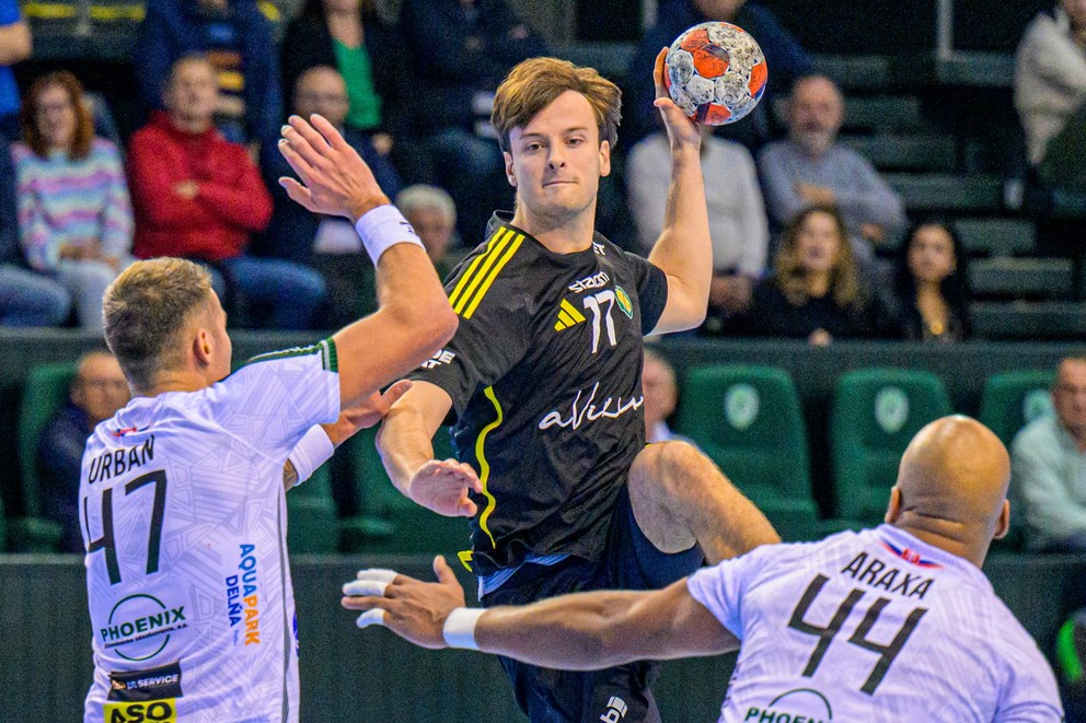 Lukáš Urban (Prešov), Sebastian Spante (Sävehof), Lukas Adriano Barros (Prešov) počas zápasu 1. kola G-skupiny Európskej ligy Tatran Prešov - IK Sävehof.