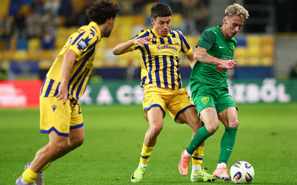 Na snímke v pozadí sprava Samuel Ďatko (Žilina) a Damir Redzic (Dunajská Streda) bojujú o loptu.