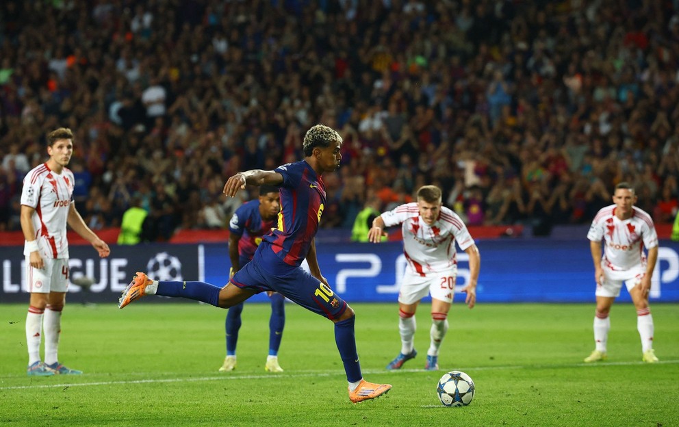 Lamine Yamal premieňa pokutový kop v zápase FC Barcelona - Olympiakos Pireus.