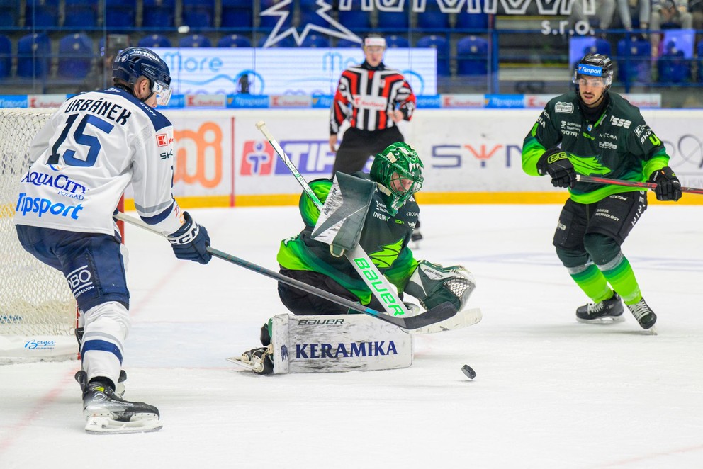 Na snímke zľava Jakub Urbánek (Poprad), Connor James Lacouvée, Gabriel Chicoine (obaja Žilina).