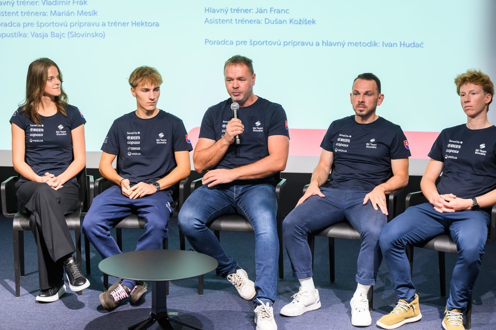 Zľava skokani na lyžiach Tamara Mesíková, Hektor Kapustík, manažér sekcie severských disciplín Marián Baláž, tréner sekcie severských disciplín Jan Franc a bežec na lyžiach Peter Hinds počas tlačovej konferencie Zväzu slovenského lyžovania (ZSL).