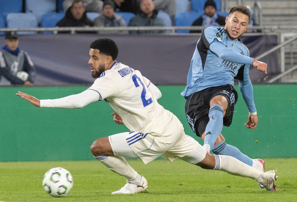 Útočník Slovana Bratislava Mykola Kucharevič zakončuje v zápase proti Štrasburgu. 